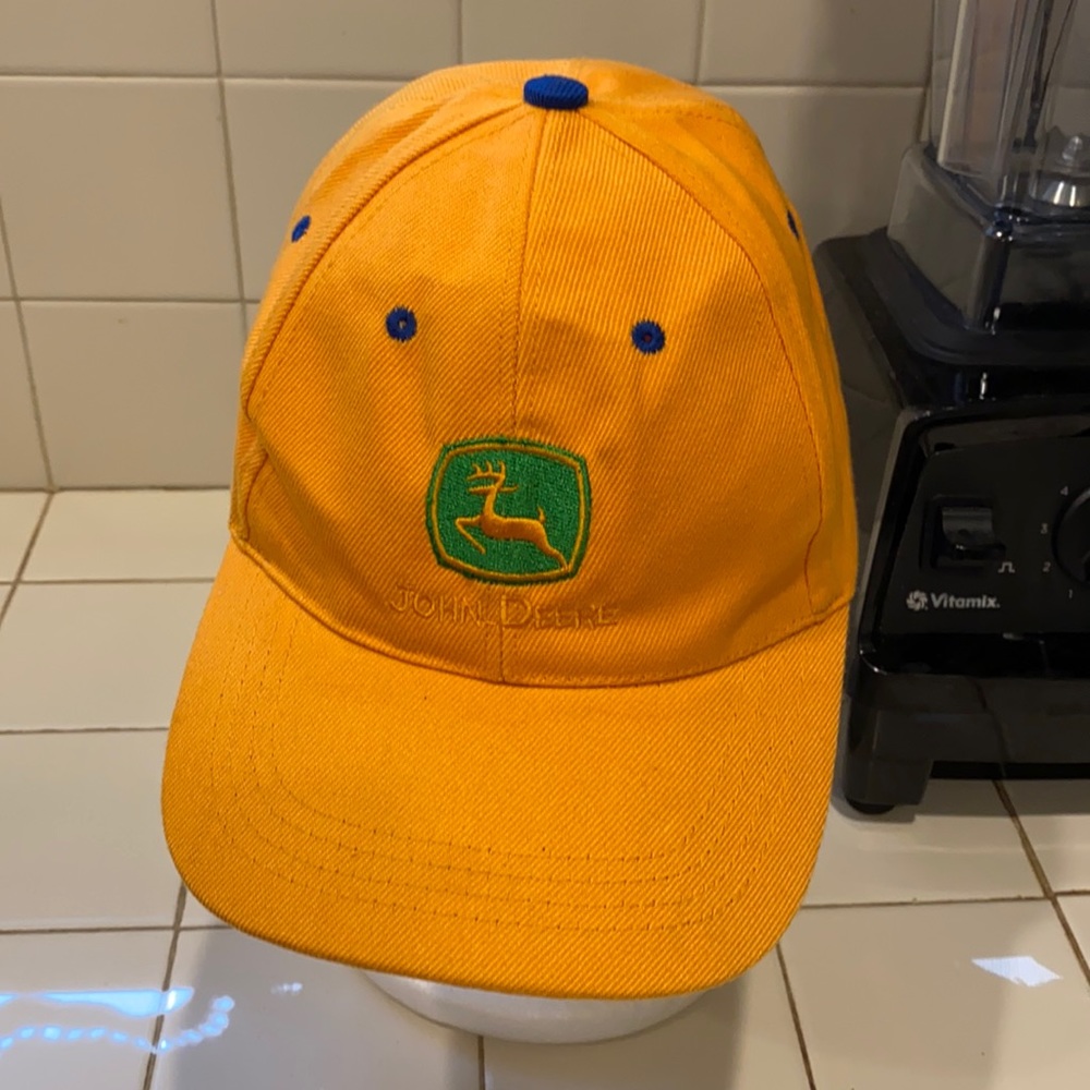 John Deere baseball style in good condition